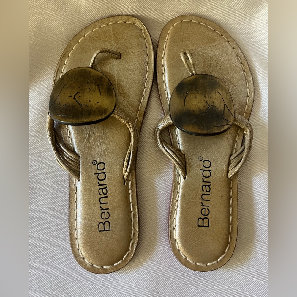 Bernardo metal embellished flip flop thong sandal, leather size 6, excellent‎